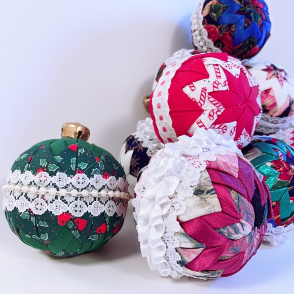 14 HANDMADE TEXTILE FOLDED Quilted HOLIDAY RIBBON CHRISTMAS ORNAMENT BALLS - Picture 8 of 9